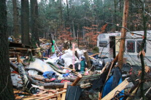 Das verlassene Protestcamp „Waldi 45“ wird von Polizei und THW geräumt. Foto: Marc Dallmöller / md-foto.com