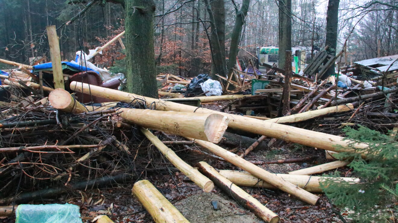 Das verlassene Protestcamp „Waldi 45“ wird von Polizei und THW geräumt. Foto: Marc Dallmöller / md-foto.com