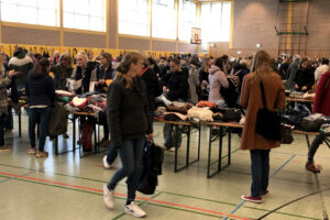 Auf der Suche nach nachhaltigen Schnäppchen kamen zahlreiche Frauen zu „Kolpings Kaufrausch“ in die Haselandhalle. Foto: Kolpingsfamilie Hollage