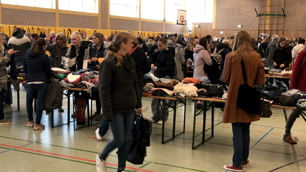 Auf der Suche nach nachhaltigen Schnäppchen kamen zahlreiche Frauen zu „Kolpings Kaufrausch“ in die Haselandhalle. Foto: Kolpingsfamilie Hollage