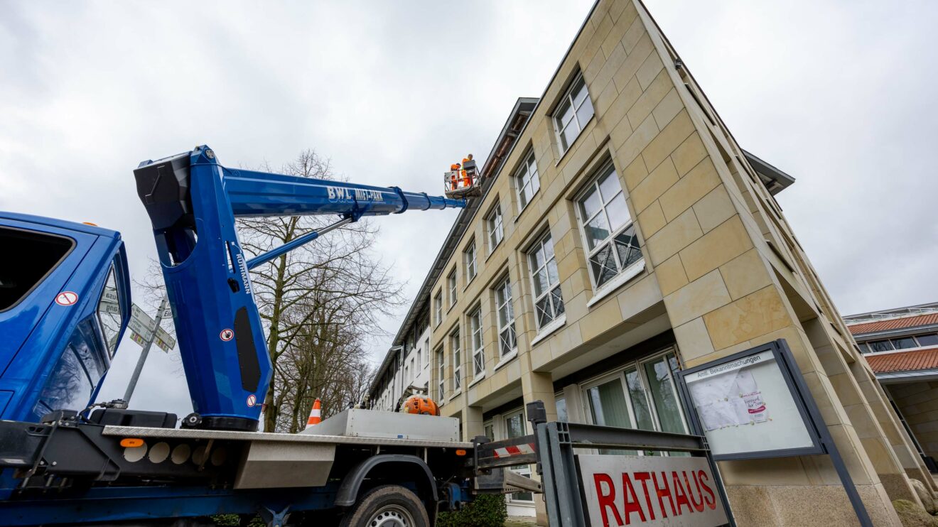 Unter dem Dach des Rathauses wird der neue Nistkasten für Mauersegler montiert. Foto: André Thöle