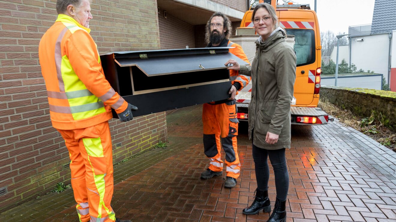 Isabella Markfort und ihre Kollegen vom Baubetriebshof mit dem neuen Schleiereulenkasten an der Katharinaschule. Foto: André Thöle