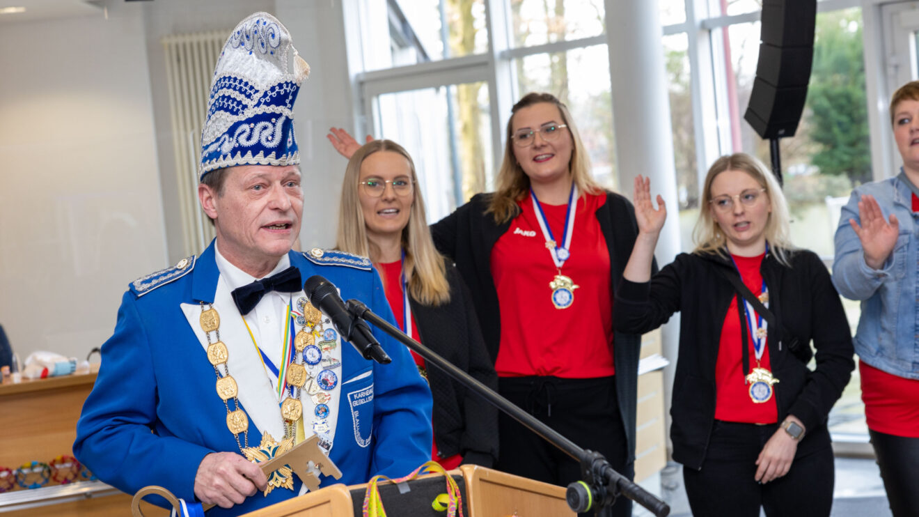 Veilchendienstag im Rathaus: Die Blau-Weiße Garde Rulle gibt den Schlüssel zurück. Foto: André Thöle