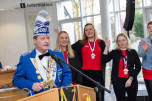 Veilchendienstag im Rathaus: Die Blau-Weiße Garde Rulle gibt den Schlüssel zurück. Foto: André Thöle