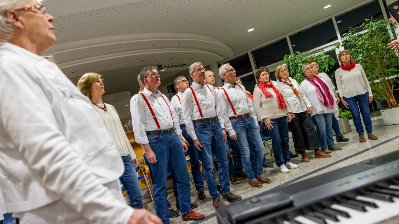 Der Chor Vokal fatal begleitet die Vernissage. Foto: André Thöle