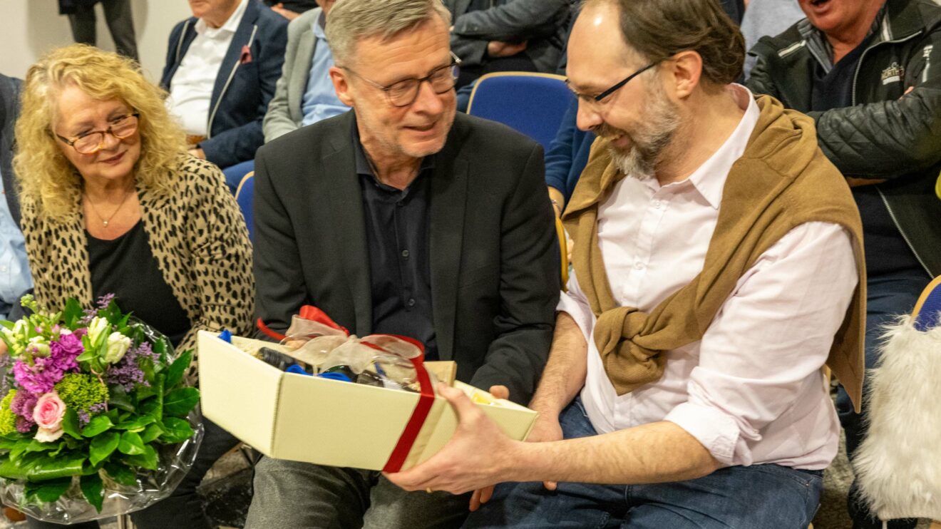 Bürgermeister Otto Steinkamp überreicht Jérémy Piquet ein Präsent. Foto: André Thöle