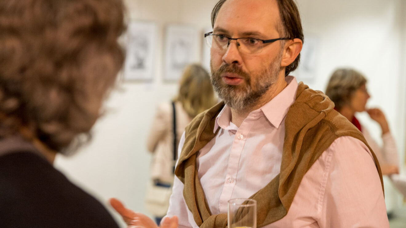 Jérémy Piquet im Gespräch während der Vernissage. Foto: André Thöle