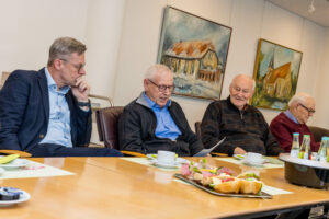 Bürgermeister Otto Steinkamp (links) hört interessiert zu, als Josef Torbecke (2. von links) auf die Anfänge der Archivgruppe zurückblickt. Foto: André Thöle