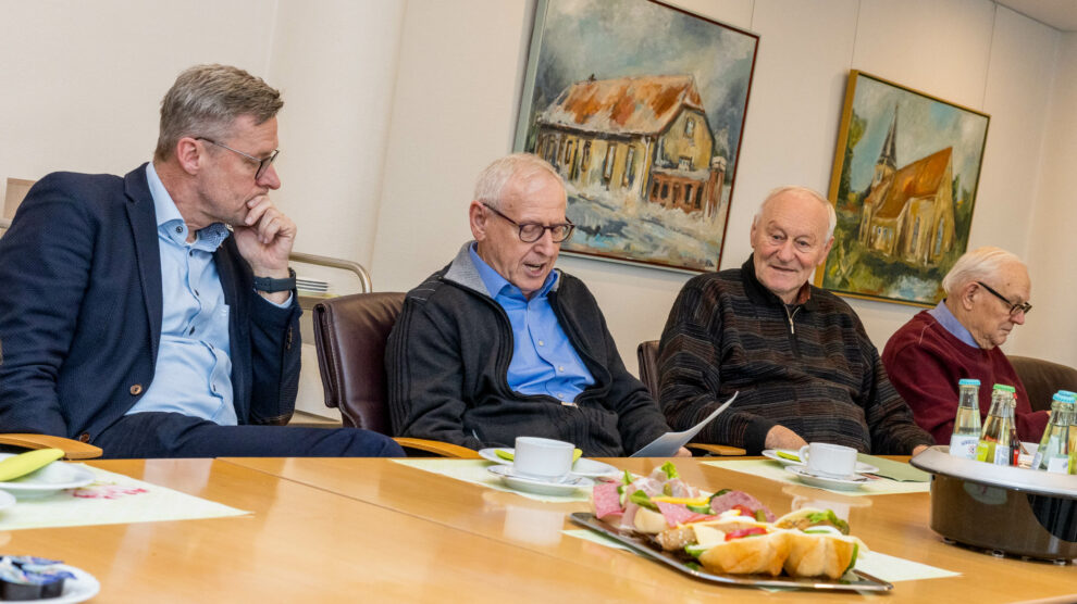 Bürgermeister Otto Steinkamp (links) hört interessiert zu, als Josef Torbecke (2. von links) auf die Anfänge der Archivgruppe zurückblickt. Foto: André Thöle