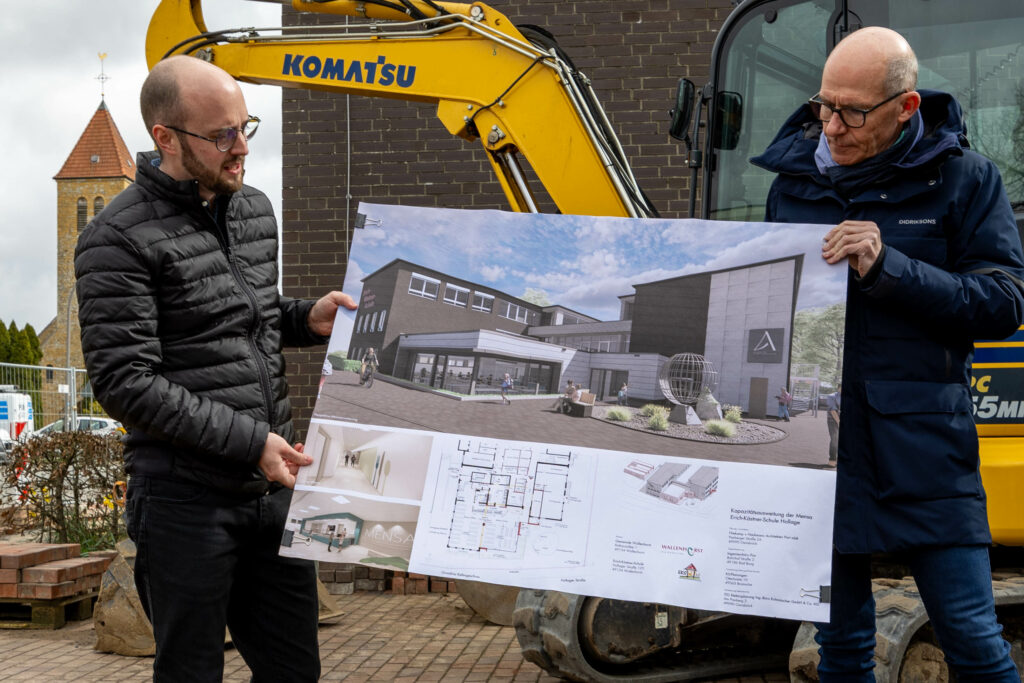 Marcel Hackmann (links) erläutert die Baumaßnahme anhand einer Visualisierung. Foto: André Thöle / Gemeinde Wallenhorst