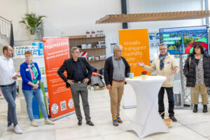 Bürgermeister Otto Steinkamp, Thomas Gode und Hans-Jürgen Klumpe begrüßen die Gäste zum Unternehmensfrühstück. Foto: Gemeinde Wallenhorst