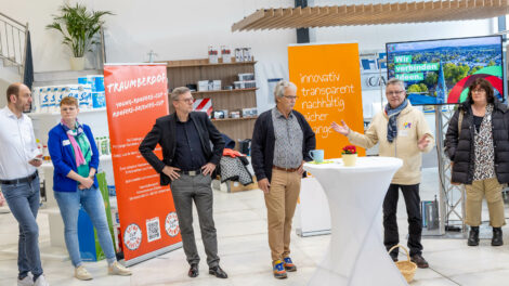 Bürgermeister Otto Steinkamp, Thomas Gode und Hans-Jürgen Klumpe begrüßen die Gäste zum Unternehmensfrühstück. Foto: Gemeinde Wallenhorst