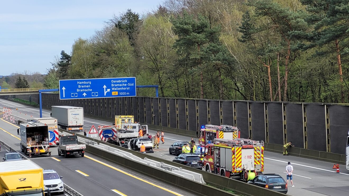 Schwerer Verkehrsunfall auf der A1 am Samstagnachmittag bei Wallenhorst. Fotos: D. Poggemann / M. Dallmöller