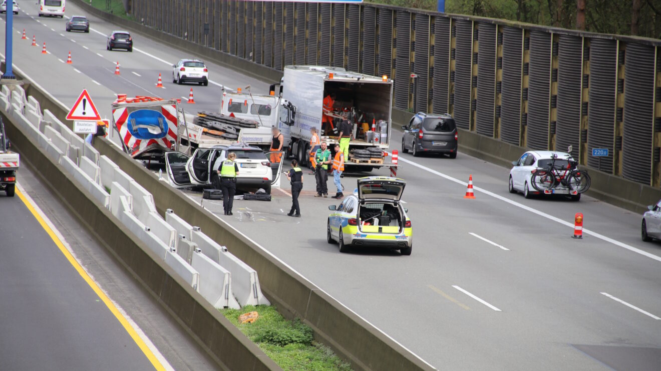 Schwerer Verkehrsunfall auf der A1 am Samstagnachmittag bei Wallenhorst. Fotos: D. Poggemann / M. Dallmöller