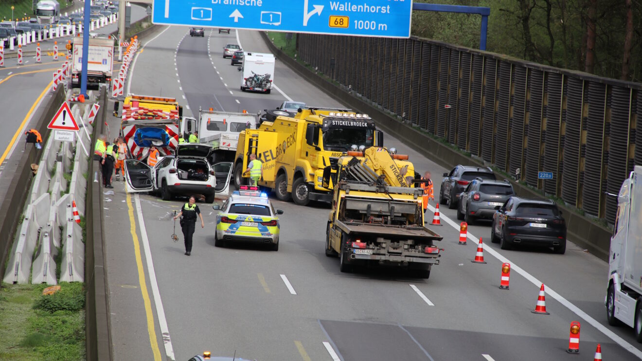Schwerer Verkehrsunfall auf der A1 am Samstagnachmittag bei Wallenhorst. Fotos: D. Poggemann / M. Dallmöller