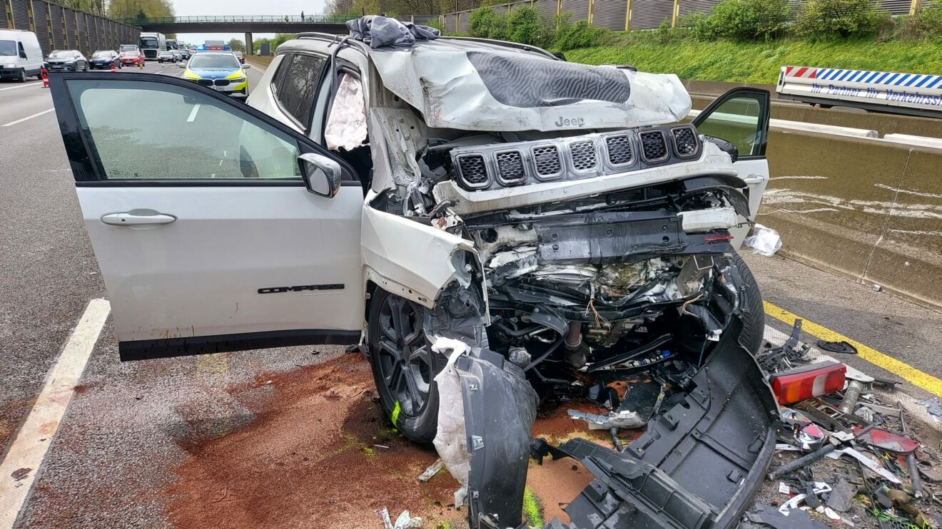 Schwerer Verkehrsunfall auf der A1 am Samstagnachmittag bei Wallenhorst. Fotos: D. Poggemann / M. Dallmöller