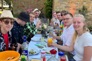 Tolle Stimmung beim Bürgerdinner 2023 in Hollage. Foto: Wir für Wallenhorst