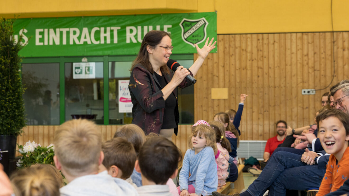 Theaterpädagogin Annette Schekahn moderiert das Familienkonzert und bindet die Kinder mit ein. Foto: André Thöle / Gemeinde Wallenhorst