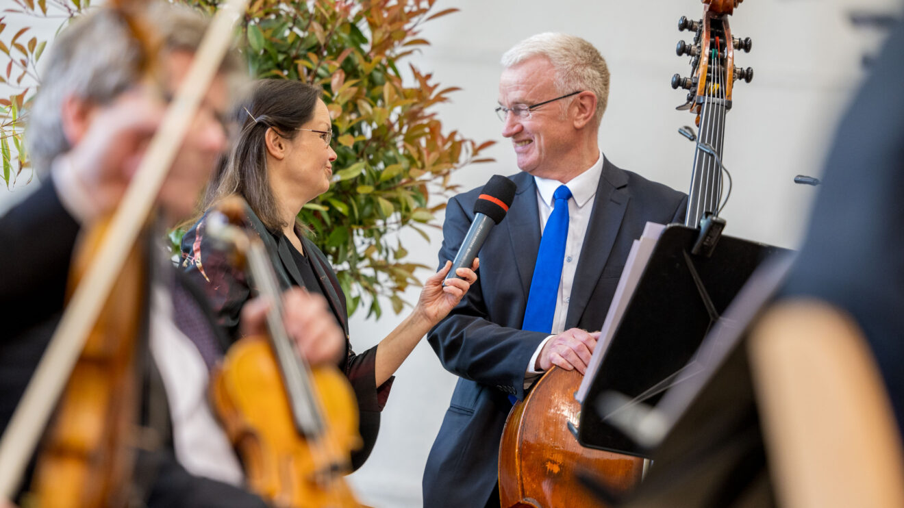 Die Moderatorin verrät, dass der Karneval der Tiere eines der wenigen Stücke ist, in dem der Kontrabass ein Solo spielt. Foto: André Thöle / Gemeinde Wallenhorst