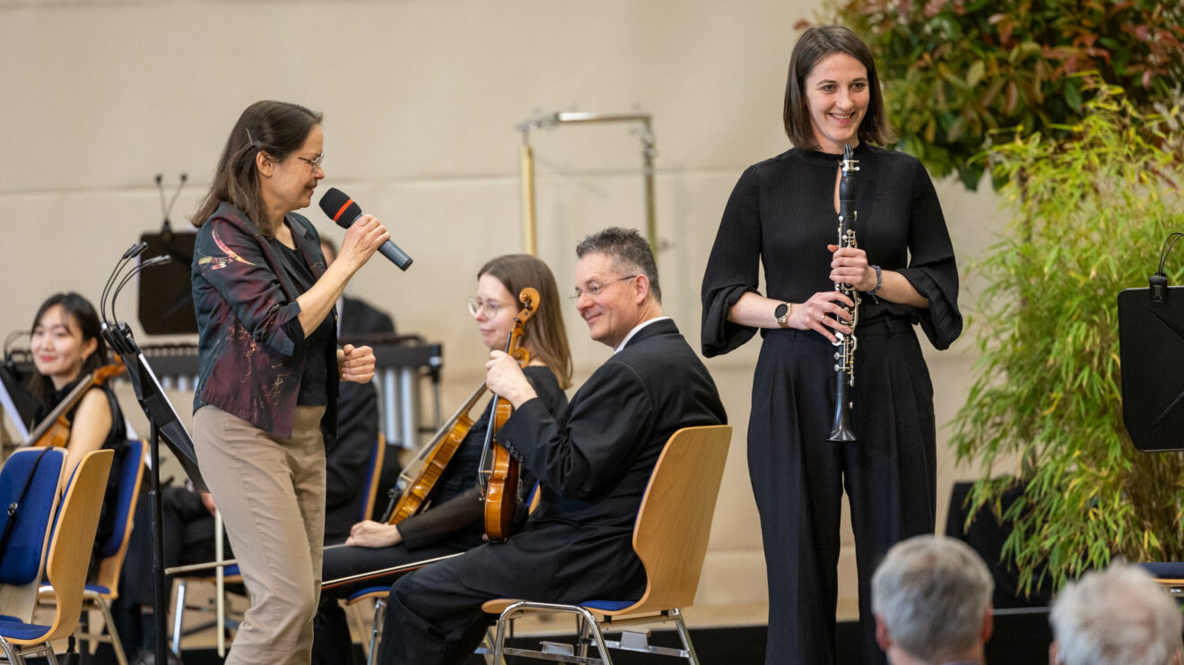 Die eingesetzten Instrumente werden jeweils vorgestellt, hier die Klarinette, die das Rufen des Kuckucks intoniert. Foto: André Thöle / Gemeinde Wallenhorst