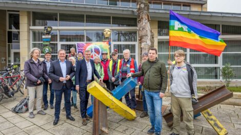 Bürgermeister Otto Steinkamp (Mitte) mit den Mitgliedern der Friedensinitiative sowie den Ratsmitgliedern Guido Pott und Alexander Strehl vor dem Rathaus. Foto: Rüdiger Mittmann