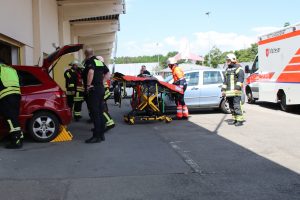 Ein Pkw landete Samstagmittag nach einem medizinischen Notfall im Wallenhorster Takko-Markt. Foto: md-foto.com