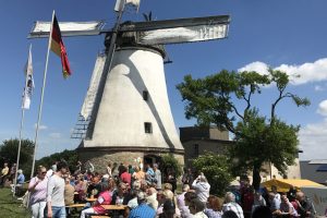 Am Pfingstmontag, den 20. Mai 2024, findet wieder von 10.00 Uhr bis 18.00 Uhr der Deutsche Mühlentag statt, wie hier an der Windmühle Lechtingen. Foto: Windmühle Lechtingen e.V.