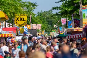 Die Festmeile im Wallenhorster Zentrum lockt mit Kirmesflair und kulinarischen Angeboten. Foto: André Thöle / Gemeinde Wallenhorst