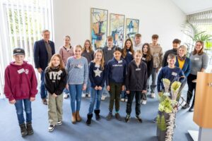 Bürgermeister Otto Steinkamp begrüßt die Schülerinnen und Schüler im Ratssaal. Foto: André Thöle / Gemeinde Wallenhorst