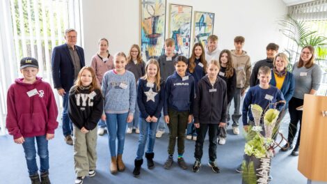 Bürgermeister Otto Steinkamp begrüßt die Schülerinnen und Schüler im Ratssaal. Foto: André Thöle / Gemeinde Wallenhorst