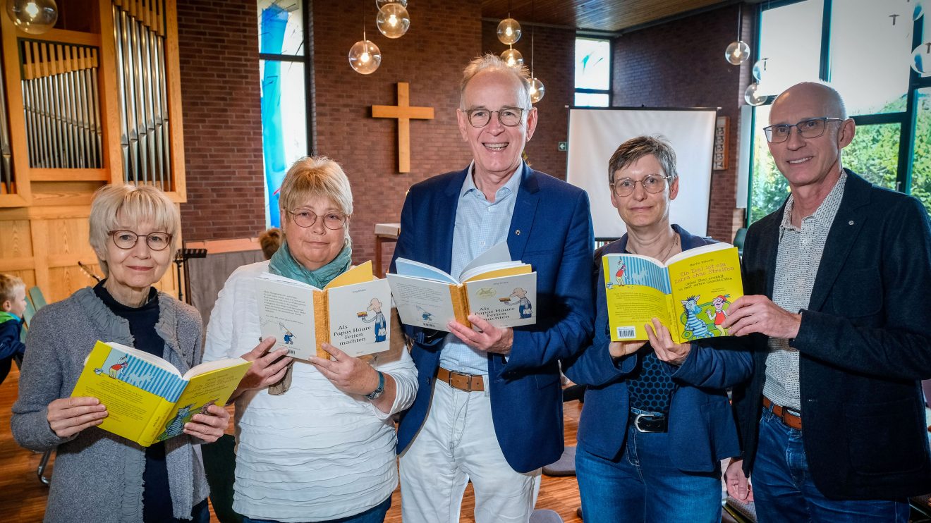 Nach der Lesung für die Grundschulkinder besuchte Landebischof Ralf Meister (Mitte) die evangelische öffentliche Bücherei der Andreasgemeinde Wallenhorst. Aus dem Bücherei-Team begleiteten ihn Anneliese Oncken, Klaudia Schmidt und Leiterin Mirjam Hune (von links) sowie Pastor Martin Steinke. Foto: Jens Schulze