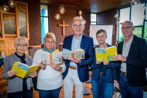 Nach der Lesung für die Grundschulkinder besuchte Landebischof Ralf Meister (Mitte) die evangelische öffentliche Bücherei der Andreasgemeinde Wallenhorst. Aus dem Bücherei-Team begleiteten ihn Anneliese Oncken, Klaudia Schmidt und Leiterin Mirjam Hune (von links) sowie Pastor Martin Steinke. Foto: Jens Schulze