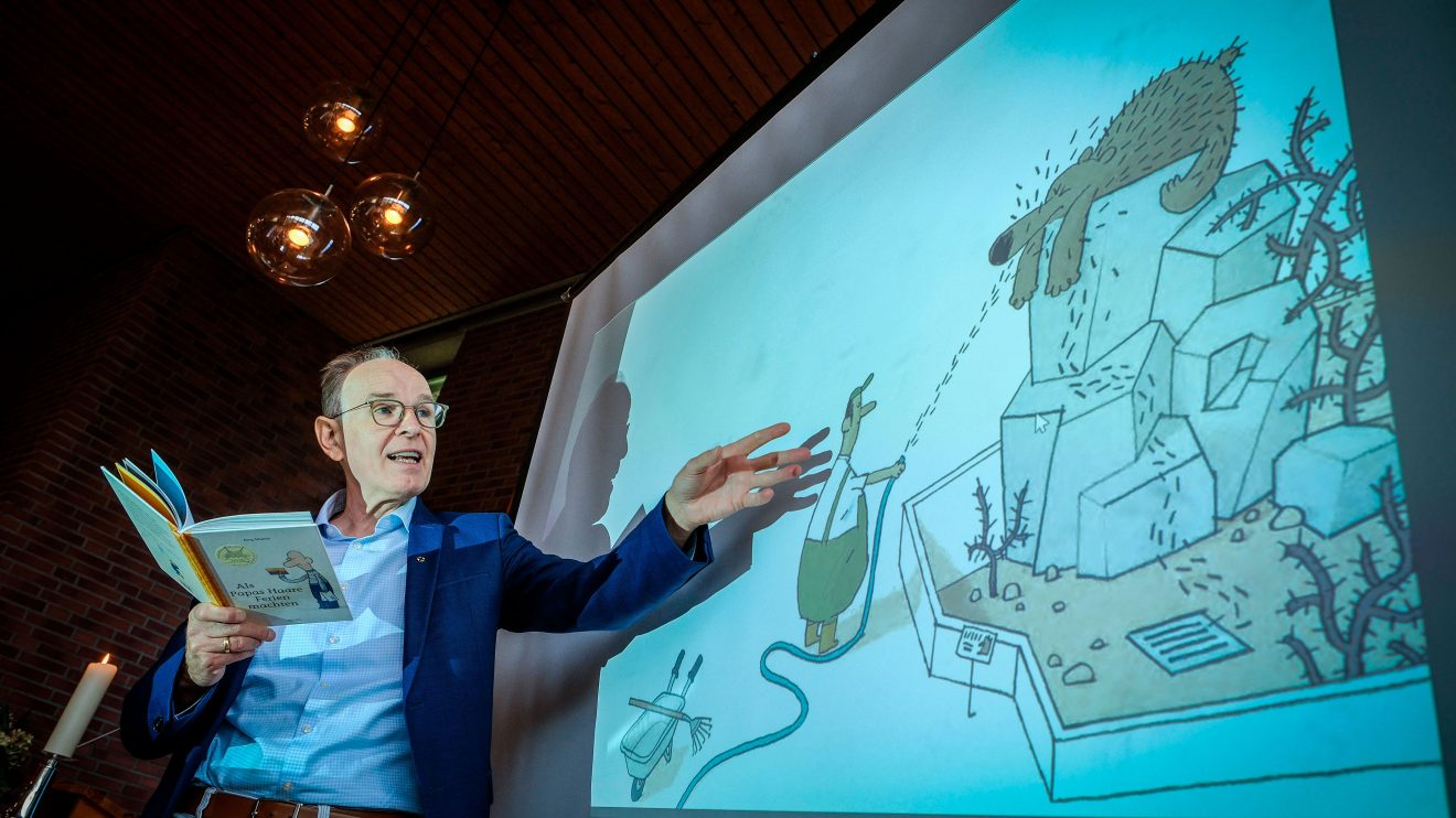 Las Zweitklässler*innen aus der Johannisschule vor: Landesbischof Ralf Meister. Foto: Jens Schulze