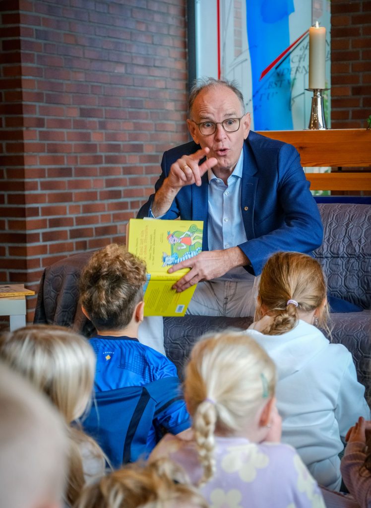 Las Zweitklässler*innen aus der Johannisschule vor: Landesbischof Ralf Meister. Foto: Jens Schulze