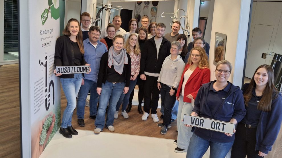 Kerstin Hüls von der Servicestelle Schule-Wirtschaft der MaßArbeit (li.) und Mailyn Düsterhues, Personalleiterin bei der Franz Joseph Schütte GmbH (2. v. re.), freuten sich über das große Interesse an der Veranstaltung. Foto: Katja Bielefeld / MaßArbeit