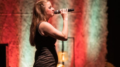 Anke Jansen interpretiert Hildegard Knef in ihrem Solo-Programm „So oder so ist das Leben“ in der Sporthalle Wallenhorst. Foto: André Thöle