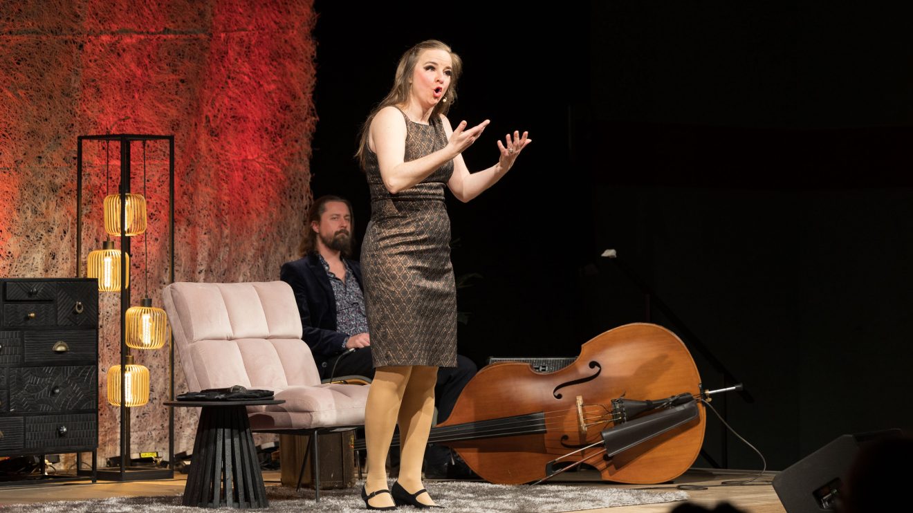 Anke Jansen interpretiert Hildegard Knef in ihrem Solo-Programm „So oder so ist das Leben“ in der Sporthalle Wallenhorst. Foto: André Thöle