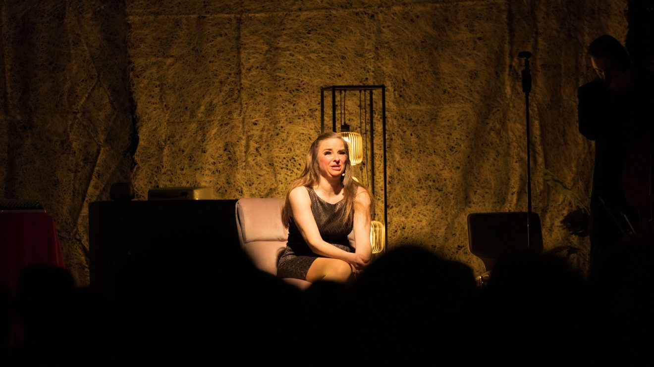 Anke Jansen interpretiert Hildegard Knef in ihrem Solo-Programm „So oder so ist das Leben“ in der Sporthalle Wallenhorst. Foto: André Thöle
