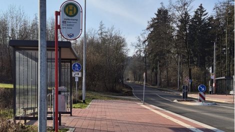 Die Demonstration startet am 29. März an der neugestalteten Bushaltestellen Wellenkamp in Wallenhorst-Rulle am Rande des Haster-Bergs. Ist die neue Bushaltestelle aufgrund politischer Pläne bald überflüssig? Foto: Marion Müssen