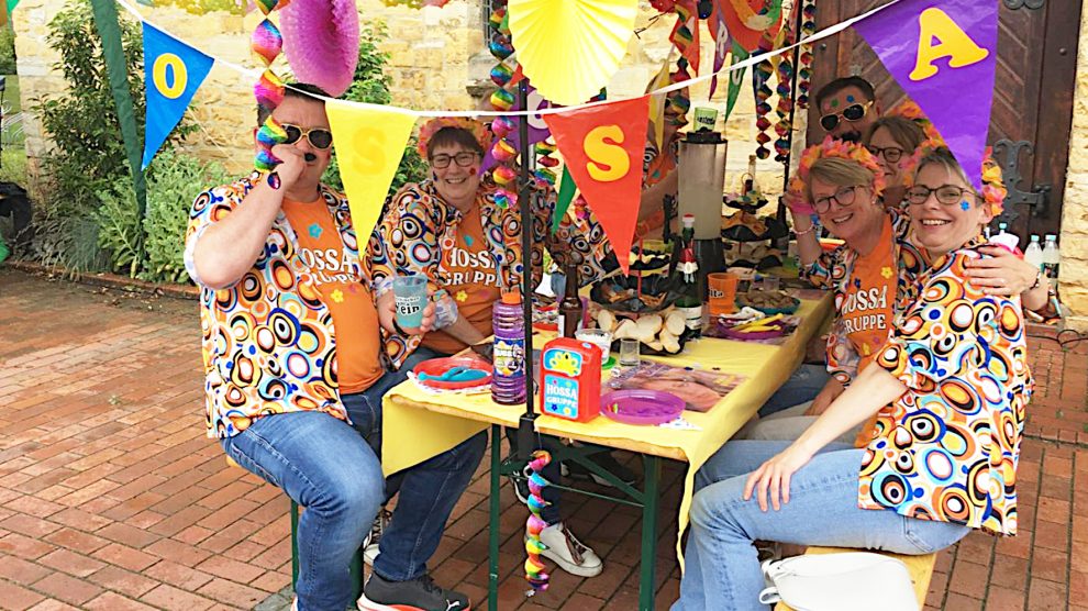So schön bunt war es 2024 beim Bürgerdinner in Hollage. Foto: Hans-Jürgen Klumpe