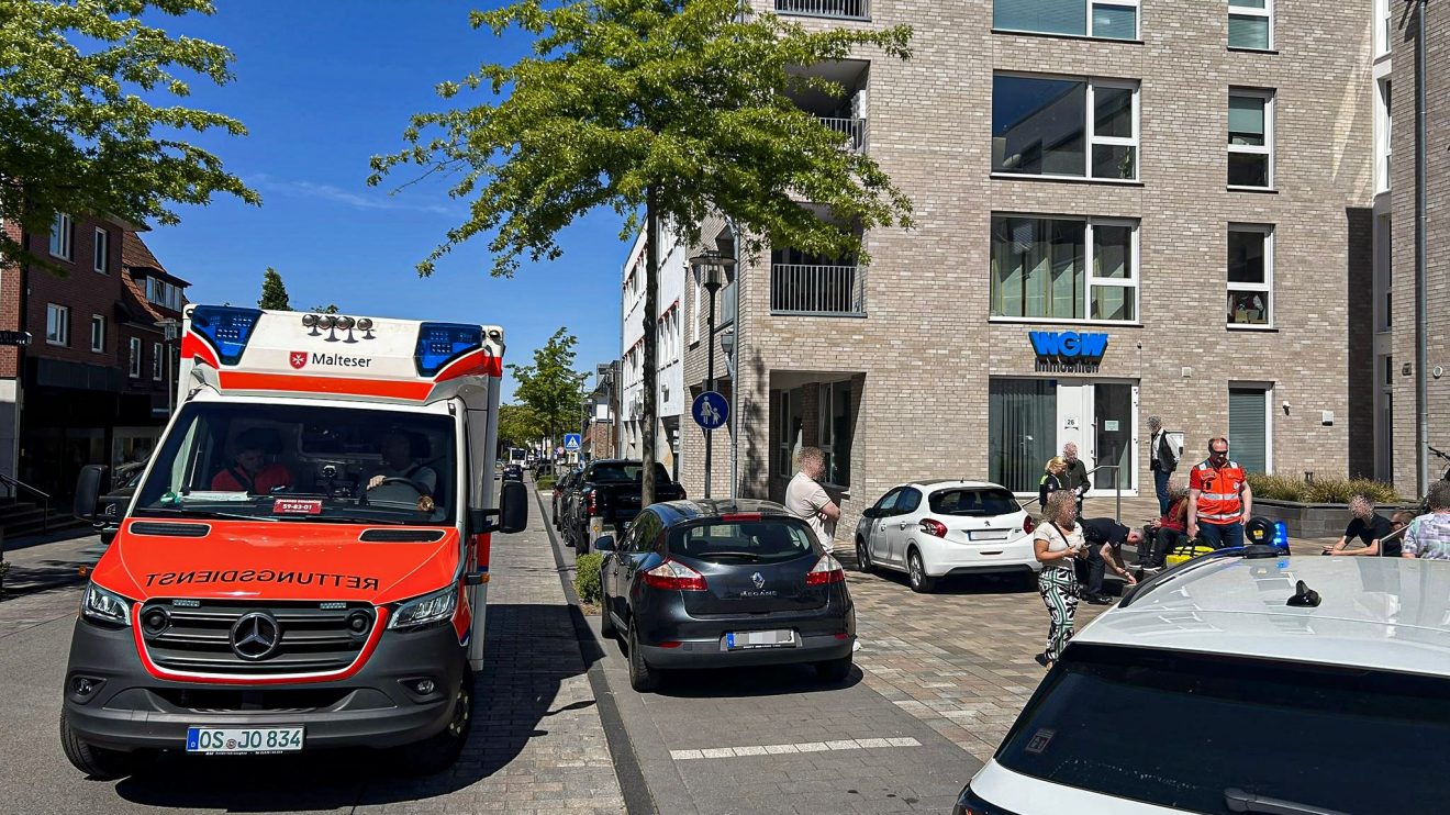 Einsatz für Polizei, Rettungsdienst und Sanitäter vor Ort an der Großen Straße in Wallenhorst am Montagmittag. Foto: K.S. / md-foto.com