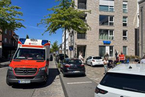 Einsatz für Polizei, Rettungsdienst und Sanitäter vor Ort an der Großen Straße in Wallenhorst am Montagmittag. Foto: K.S. / md-foto.com