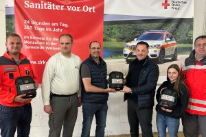 Mit großer Freude nahm der Ortsverein Wallenhorst des DRK drei neue Defibrillatoren im Gesamtwert von rund 9.000 Euro in Empfang. Foto: DRK Wallenhorst