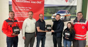 Mit großer Freude nahm der Ortsverein Wallenhorst des DRK drei neue Defibrillatoren im Gesamtwert von rund 9.000 Euro in Empfang. Foto: DRK Wallenhorst