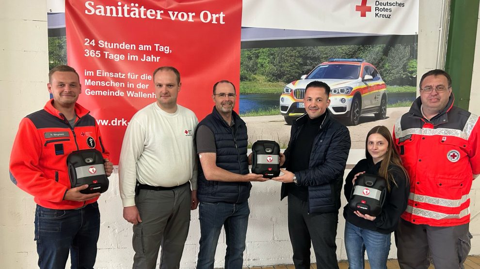Mit großer Freude nahm der Ortsverein Wallenhorst des DRK drei neue Defibrillatoren im Gesamtwert von rund 9.000 Euro in Empfang. Foto: DRK Wallenhorst