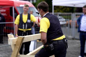 Im vergangenen Jahr feierte der Young Roofers & Roofers Friends Cup seine Premiere. Hier wird am Nagelbalken gearbeitet. Foto: Konsequent PR