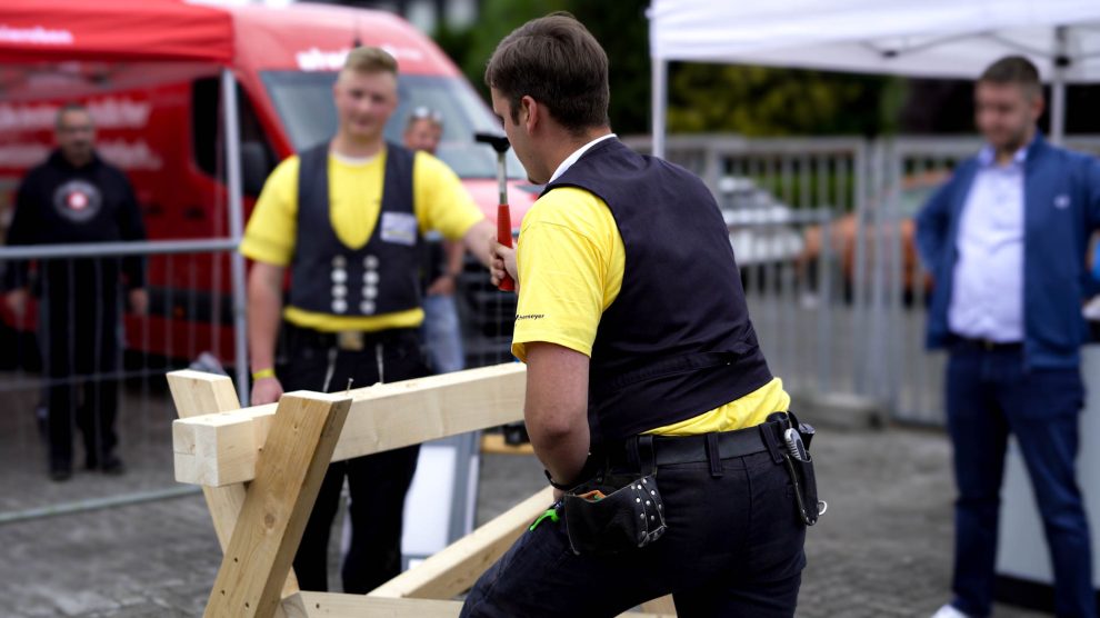 Im vergangenen Jahr feierte der Young Roofers & Roofers Friends Cup seine Premiere. Hier wird am Nagelbalken gearbeitet. Foto: Konsequent PR