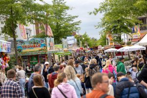 Die Festmeile im Wallenhorster Zentrum lockt mit Kirmesflair und kulinarischen Angeboten. Foto: Gemeinde Wallenhorst / André Thöle