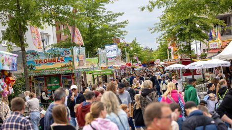 Die Festmeile im Wallenhorster Zentrum lockt mit Kirmesflair und kulinarischen Angeboten. Foto: Gemeinde Wallenhorst / André Thöle
