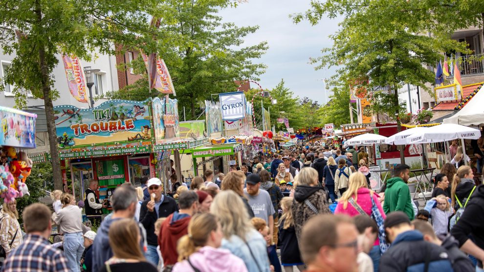 Die Festmeile im Wallenhorster Zentrum lockt mit Kirmesflair und kulinarischen Angeboten. Foto: Gemeinde Wallenhorst / André Thöle